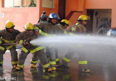 Bomberos atienden incendio de microbús en Managua