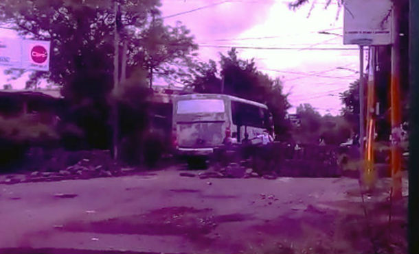 Delincuentes secuestran cinco unidades de transporte público