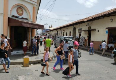 Leoneses visitan mercados, restaurantes y parques en un ambiente de normalidad