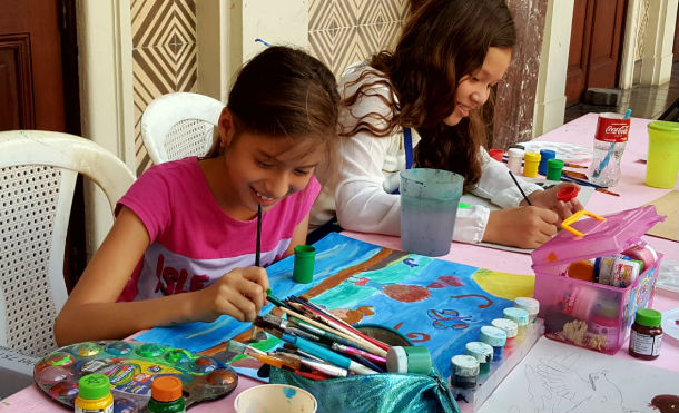 Niños y niñas pintan por la paz