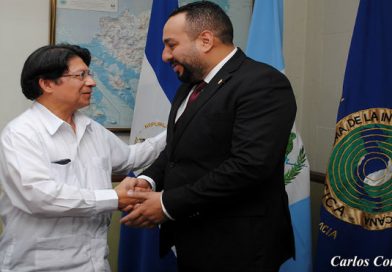 Nuevo embajador de Guatemala presenta Copias de Estilo