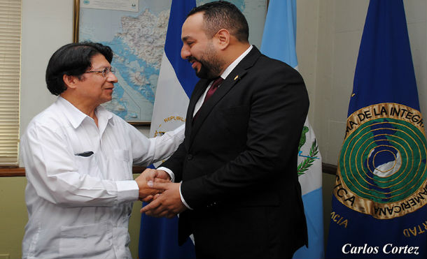 Nuevo embajador de Guatemala presenta Copias de Estilo