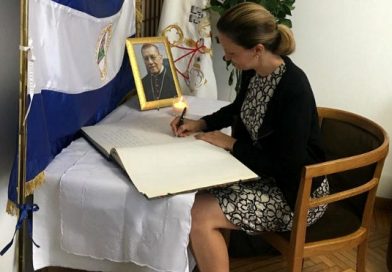 Diplomáticos firman libro de condolencias en la Santa Sede