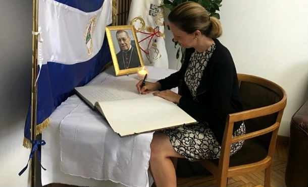 Diplomáticos firman libro de condolencias en la Santa Sede