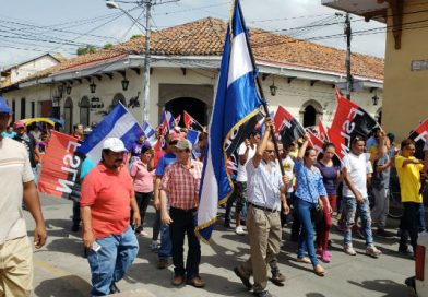 Militancia Sandinista de León realiza caminata en defensa de la paz en Día del Maestro
