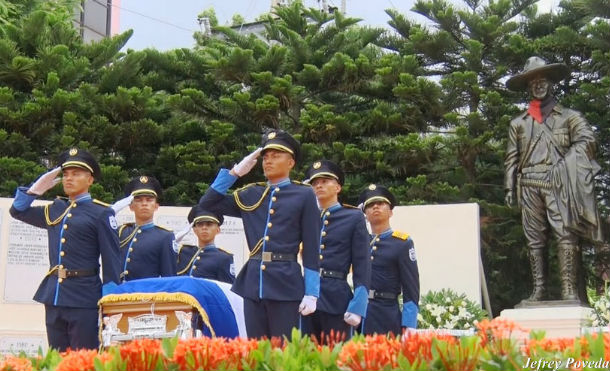 Rinden homenaje póstumo a policía asesinado por delincuentes de la derecha