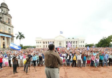 Miles de nicaragüenses en Plaza de la Revolución claman a Dios por la Paz