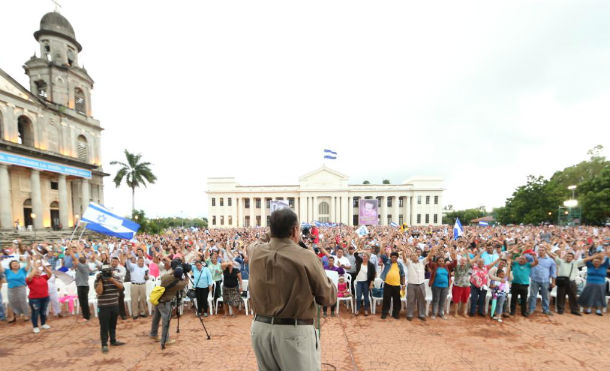 Miles de nicaragüenses en Plaza de la Revolución claman a Dios por la Paz