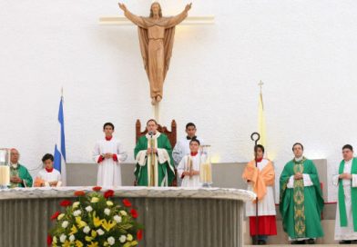 Familias católicas ofrecen misa de bienvenida al nuevo representante del Papa en Nicaragua
