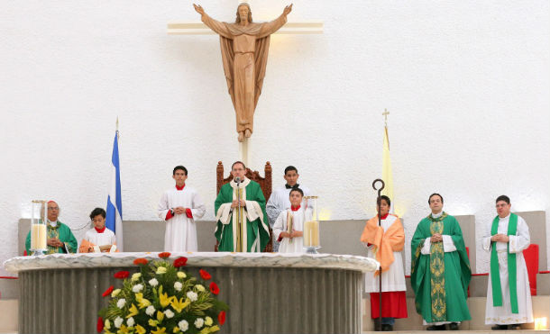 Familias católicas ofrecen misa de bienvenida al nuevo representante del Papa en Nicaragua