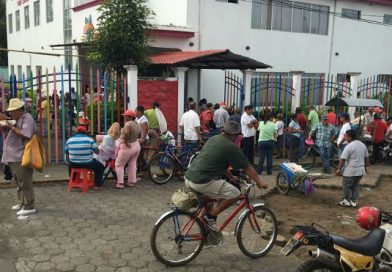 Adultos mayores reciben el pago de sus pensiones en Masaya