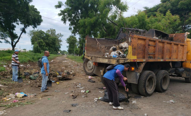 Alcaldía remueve barricadas en León y desechos sólidos frente al reparto Óscar Pérez Cassar