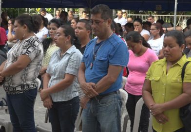 Trabajadores de diferentes instituciones de Ocotal oran por la paz y el diálogo