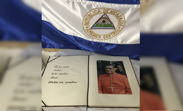 Aperturan Libro de Condolencias ante la Santa Sede por la partida del Cardenal Miguel
