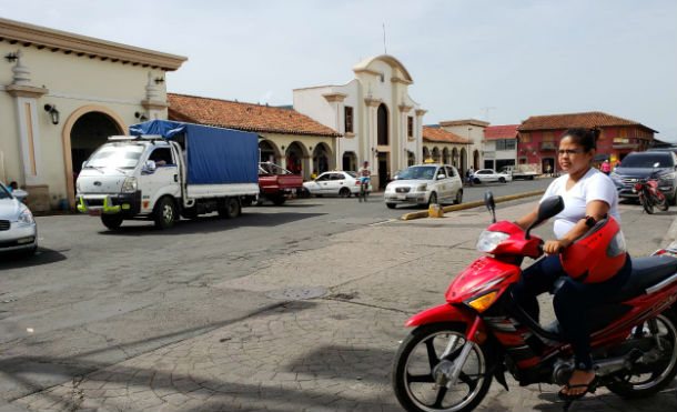 Comercio y transporte recuperan cotidianidad ante avance en la remoción de barricadas en León