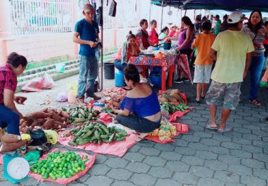 Familias de El Rama acuden al mercadito campesino