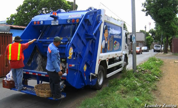 Nuevos camiones recolectores de basura garantiza barrios y comunidades más limpias