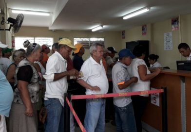 Adultos mayores reciben su pensión reducida con normalidad