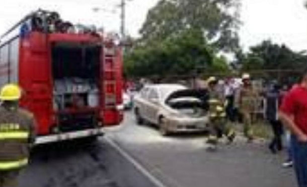 Bomberos controlaron incendio de un vehículo en Managua
