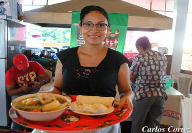 Familias disfrutan de la gastronomía haciendo un llamado a la paz