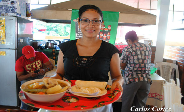 Familias disfrutan de la gastronomía haciendo un llamado a la paz