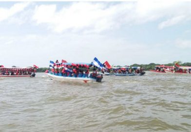 Familias de Granada celebran el Triunfo de la Revolución con un carnaval acuático