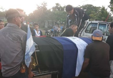 ¡Por esos muertos, nuestros muertos! ¡Juramos defender las Victorias...!