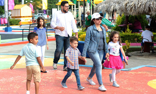 Familias abarrotaron este domingo los centros recreativos