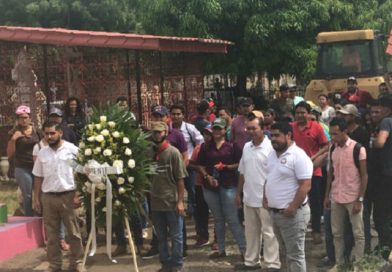 Flores en Conmemoración del Día del Estudiante