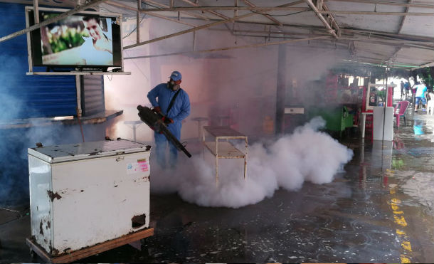 Minsa realiza jornada de limpieza y fumigación en Parque Central y el barrio Santa Rosa de Chinandega