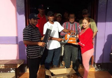 Alcaldía sandinista de Prinzapolka dota de herramientas a comunidad indígena para construcción de viviendas