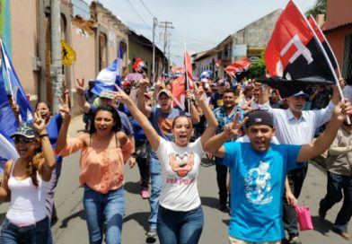 Leoneses caminaron por la Paz y Reconciliación saludando el triunfo de la Revolución Sandinista