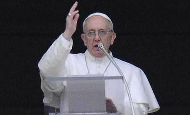 El papa Francisco insta a no dejar que naufraguen barcos con inmigrantes