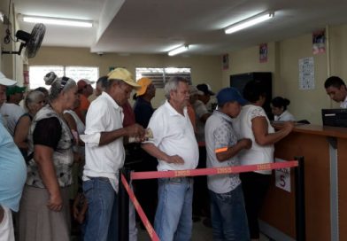 Adultos mayores reciben pensión reducida con normalidad