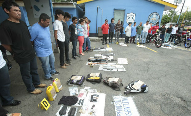 Presentan a terroristas y armamento utilizado para cometer crímenes en el país