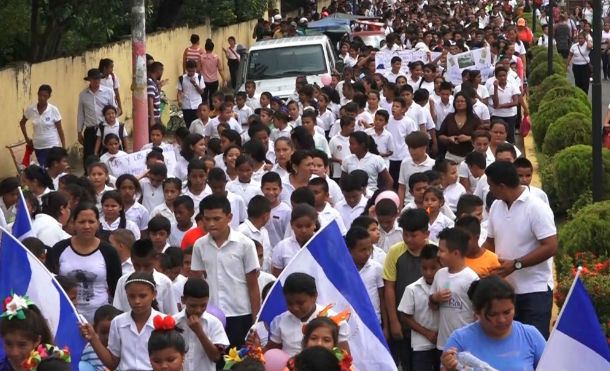 Calles de Rivas se visten de azul y blanco conmemorando el Día Nacional del Estudiante