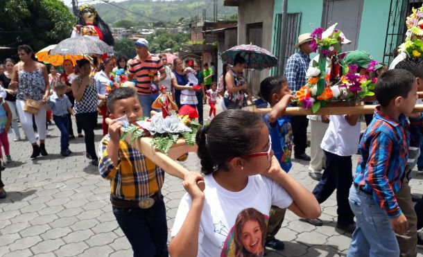 Niños y niñas recorren las calles de Boaco en honor a Santiago Apóstol