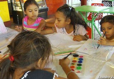 Mimados de la revolución participan en una alegre tarde de acuarelas y crayolas