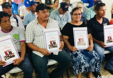 Gobierno Sandinista entrega títulos de propiedad a compañeros retirados