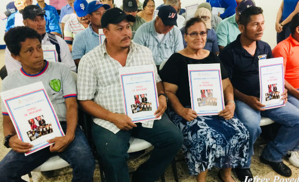 Gobierno Sandinista entrega títulos de propiedad a compañeros retirados