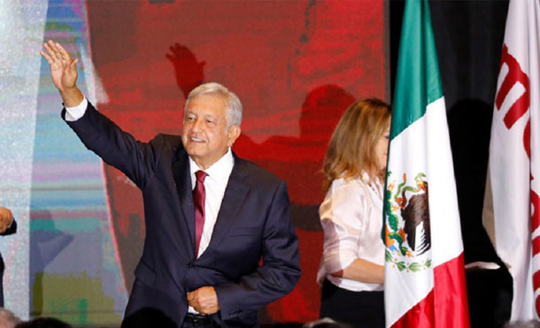 López Obrador recibe la constancia como presidente electo de México