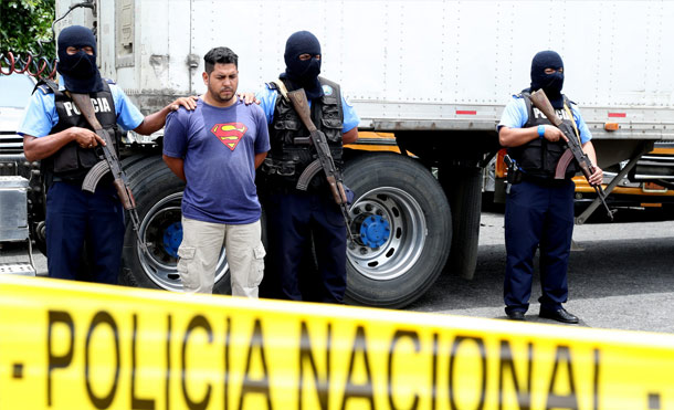 Policía decomisa a guatemalteco más de 350 mil dólares en Peñas Blancas