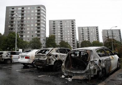 Jóvenes encapuchados incendian más de un centenar de carros en Suecia