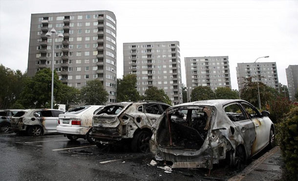 Jóvenes encapuchados incendian más de un centenar de carros en Suecia