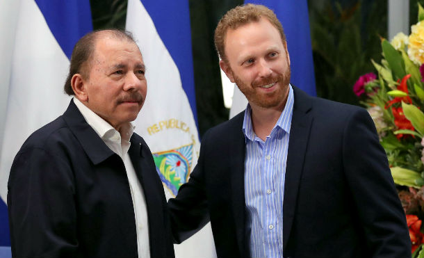 Comandante Daniel aborda pormenores de la intentona golpista en Nicaragua con el periodista Max Blumenthal