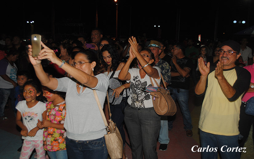 Familias disfrutan de tradicional pasarela en Puerto Salvador Allende