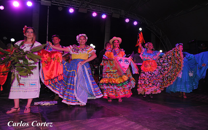 Familias disfrutan de tradicional pasarela en Puerto Salvador Allende