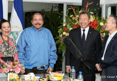 Comandante Daniel sostiene encuentro con Embajador Alexander Tah-Ray Yui