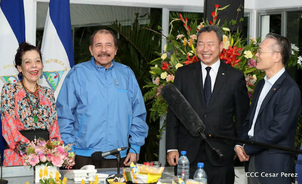 Comandante Daniel sostiene encuentro con Embajador Alexander Tah-Ray Yui