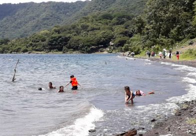 Masaya: Desarrollan jornada de limpieza en la Laguna de Apoyo, una de las 15 más bellas del mundo